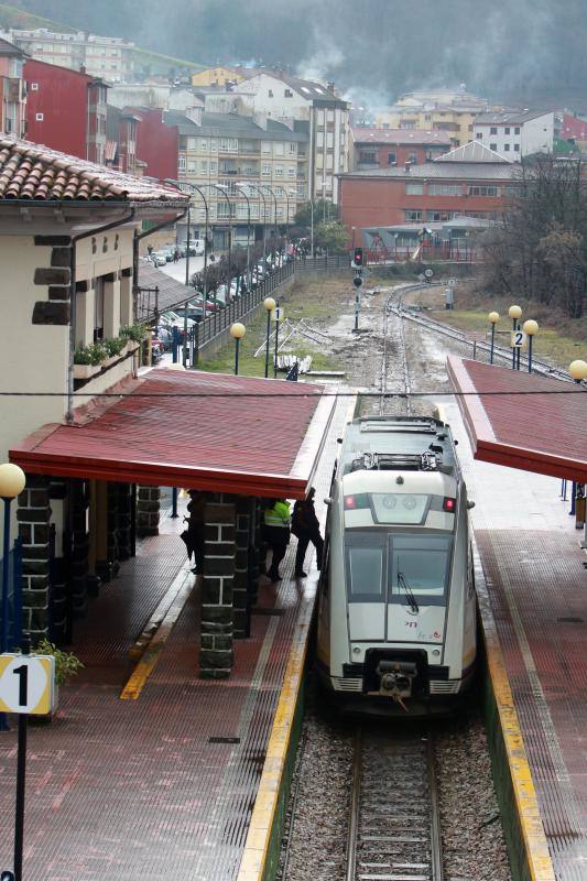 Serias dificultades para circular por las carreteras de Asturias debido a la nieve y lluvias provocadas por el paso de la borrasca 'Helena' 