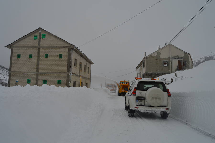 El paso de la borrasca 'Helena' ha obligado a cerrar el puerto de Leitariegos dodne la nieve alcanzó un metro de espesor en su zona más alta