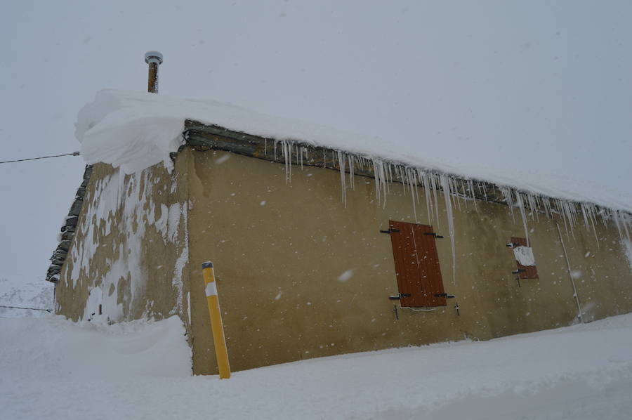 El paso de la borrasca 'Helena' ha obligado a cerrar el puerto de Leitariegos dodne la nieve alcanzó un metro de espesor en su zona más alta