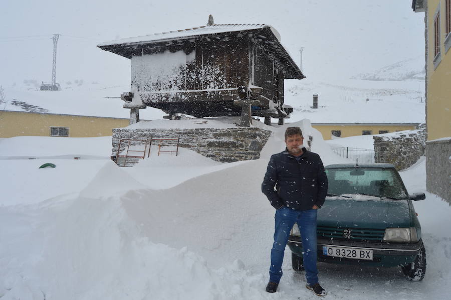 El paso de la borrasca 'Helena' ha obligado a cerrar el puerto de Leitariegos dodne la nieve alcanzó un metro de espesor en su zona más alta