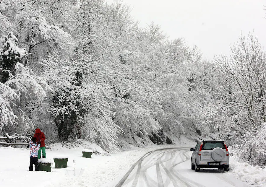 Las consencuencias de la borrasca 'Helena' en Asturias ha provocado una copiosa nevada en Pajares que unos han aprovechado para fotografiar y disfrutar pero otros han sufrido al volante