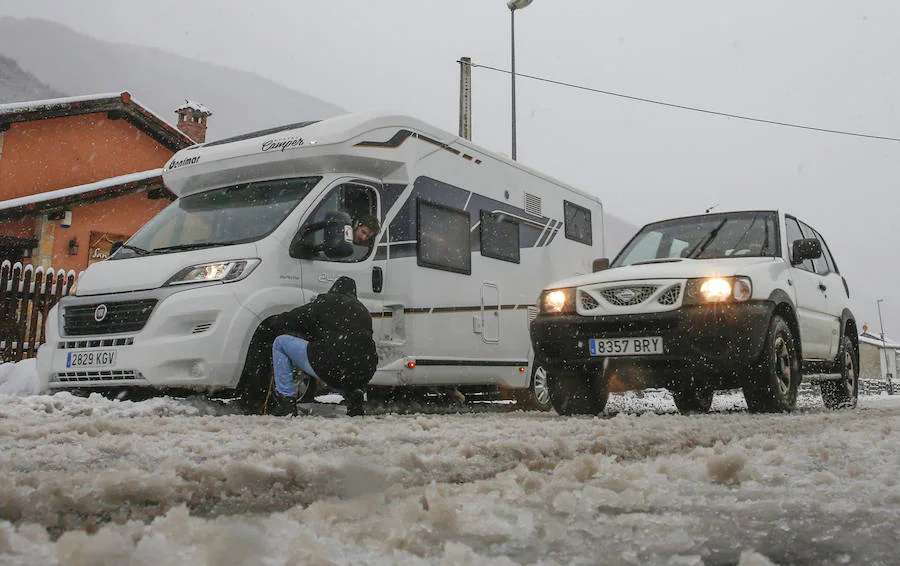 Las consencuencias de la borrasca 'Helena' en Asturias ha provocado una copiosa nevada en Pajares que unos han aprovechado para fotografiar y disfrutar pero otros han sufrido al volante