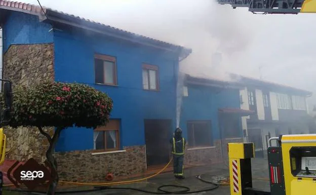 Los bomberos sofocaron las llamas que afectaron al tejado de la vivienda. 