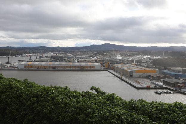 Las dos naves de Asturiana de Zinc en los muelles de San Juan del puerto avilesino destacan por sus colores en un entorno hasta ahora muy gris. 