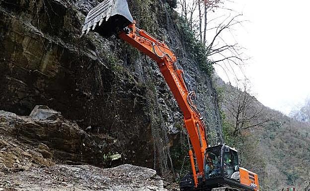 La pala excavadora retira rocas en la N-625. 