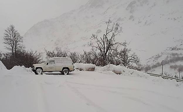 'Helena' ha dejado varios centímetros de nieve en Sotres. 