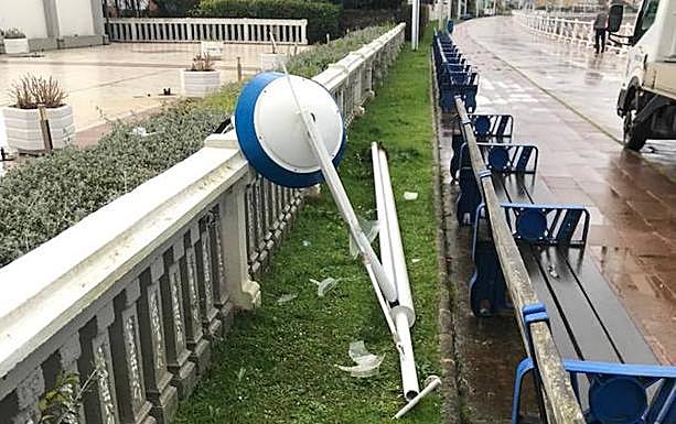El viento derribó una farola en Ribadesella.
