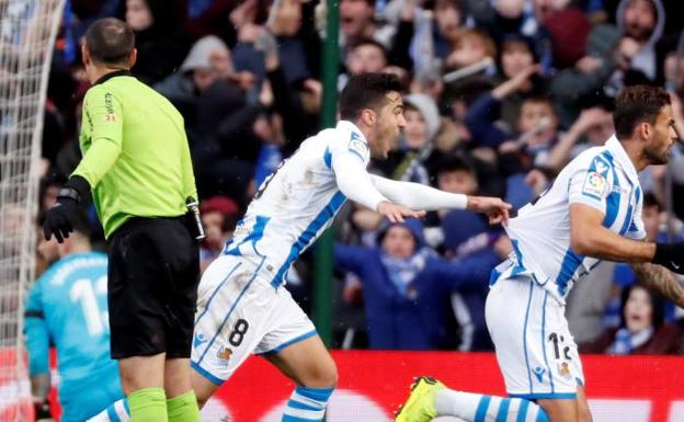 Los jugadores de la Real celebran uno de sus goles ante el Athletic.