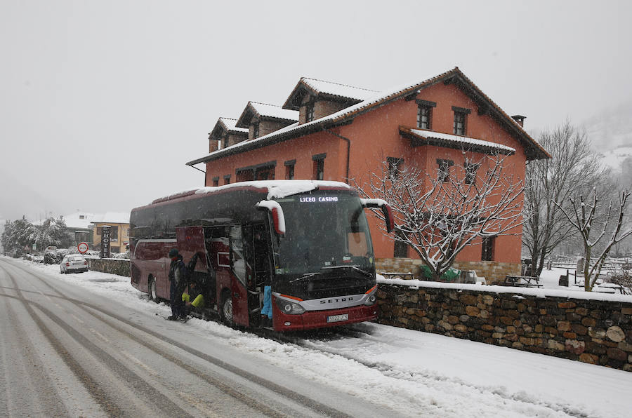 Serias dificultades para circular por las carreteras de Asturias debido a la nieve y lluvias provocadas por el paso de la borrasca 'Helena' 