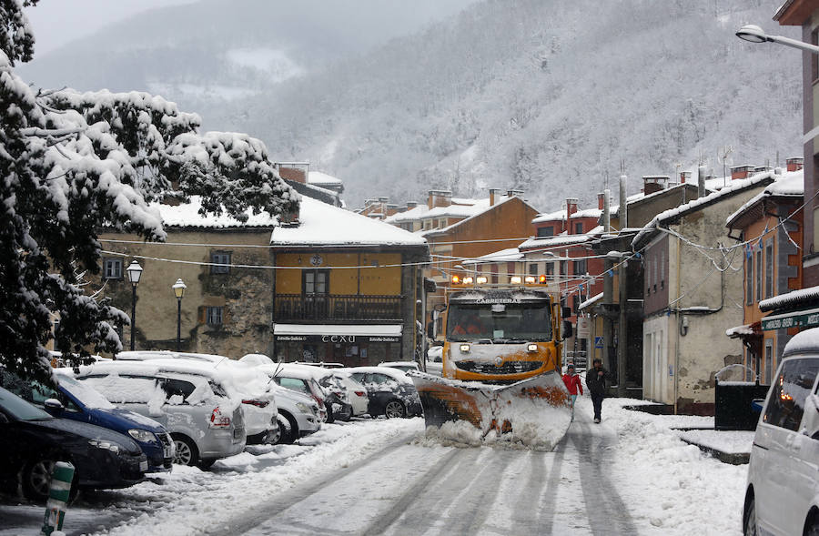 Serias dificultades para circular por las carreteras de Asturias debido a la nieve y lluvias provocadas por el paso de la borrasca 'Helena' 