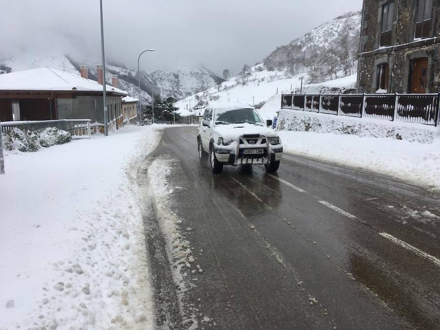 Las intensas nevadas que está dejando la borrasca 'Helena' a su paso por Asturias está complicando mucho la circulación por carretera, en especial, en los puertos de montaña. De hecho, se ha llegado a restringir el paso de camiones por Pajares y el Huerna y varios altos se han cerrado a todo tipo de vehículos. La nieve ha llegado incluso a la capital asturiana, que ha amanecido bajo un manto blanco. 