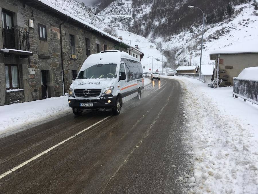 Las intensas nevadas que está dejando la borrasca 'Helena' a su paso por Asturias está complicando mucho la circulación por carretera, en especial, en los puertos de montaña. De hecho, se ha llegado a restringir el paso de camiones por Pajares y el Huerna y varios altos se han cerrado a todo tipo de vehículos. La nieve ha llegado incluso a la capital asturiana, que ha amanecido bajo un manto blanco. 