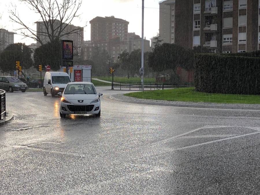 Las intensas nevadas que está dejando la borrasca 'Helena' a su paso por Asturias está complicando mucho la circulación por carretera, en especial, en los puertos de montaña. De hecho, se ha llegado a restringir el paso de camiones por Pajares y el Huerna y varios altos se han cerrado a todo tipo de vehículos. La nieve ha llegado incluso a la capital asturiana, que ha amanecido bajo un manto blanco. En otros puntos de la región, como Gijón, ha sido el granizo lo que ha cubierto de blanco las calles.