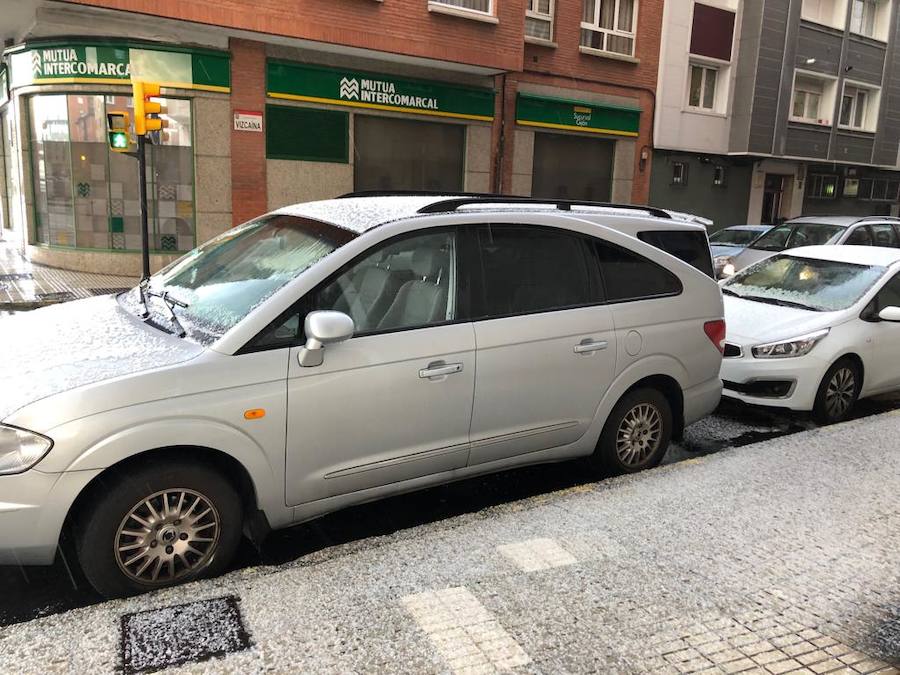 Las intensas nevadas que está dejando la borrasca 'Helena' a su paso por Asturias está complicando mucho la circulación por carretera, en especial, en los puertos de montaña. De hecho, se ha llegado a restringir el paso de camiones por Pajares y el Huerna y varios altos se han cerrado a todo tipo de vehículos. La nieve ha llegado incluso a la capital asturiana, que ha amanecido bajo un manto blanco. En otros puntos de la región, como Gijón, ha sido el granizo lo que ha cubierto de blanco las calles.