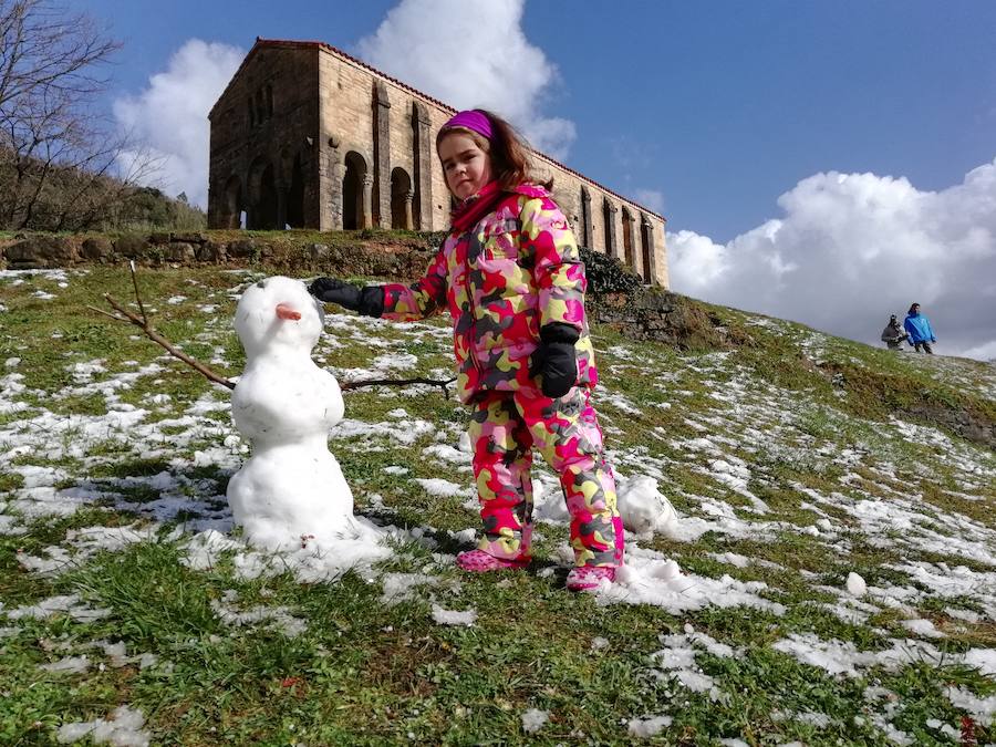 Las intensas nevadas que está dejando la borrasca 'Helena' a su paso por Asturias está complicando mucho la circulación por carretera, en especial, en los puertos de montaña. De hecho, se ha llegado a restringir el paso de camiones por Pajares y el Huerna y varios altos se han cerrado a todo tipo de vehículos. La nieve ha llegado incluso a la capital asturiana, que ha amanecido bajo un manto blanco. En otros puntos de la región, como Gijón, ha sido el granizo lo que ha cubierto de blanco las calles.