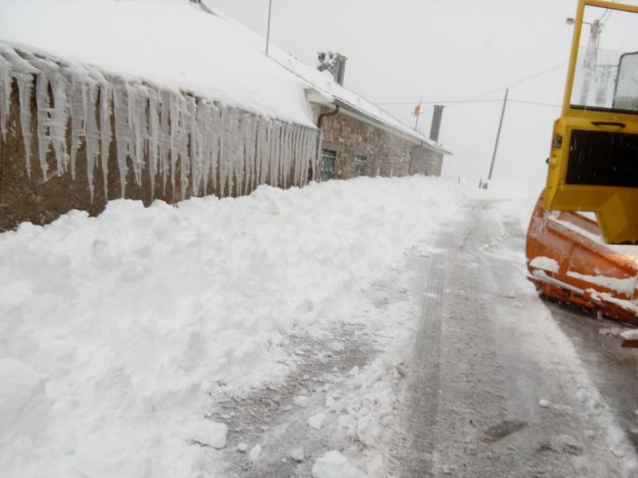 Las intensas nevadas que está dejando la borrasca 'Helena' a su paso por Asturias está complicando mucho la circulación por carretera, en especial, en los puertos de montaña. De hecho, se ha llegado a restringir el paso de camiones por Pajares y el Huerna y varios altos se han cerrado a todo tipo de vehículos. La nieve ha llegado incluso a la capital asturiana, que ha amanecido bajo un manto blanco. En otros puntos de la región, como Gijón, ha sido el granizo lo que ha cubierto de blanco las calles.