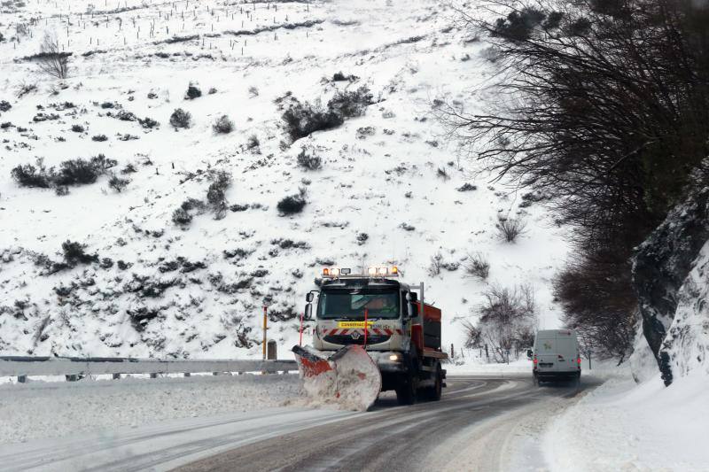 La borrasca 'Helena' dificultó la circulación ferroviaria en Campomanes y de coches en Pajares