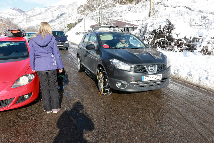 Los cielos despejados y la intensa nieve caída en las últimas horas animaron a numerosos usuarios a acercarse a las pistas. Las malas condiciones de la carretera dificultaron su objetivo. 