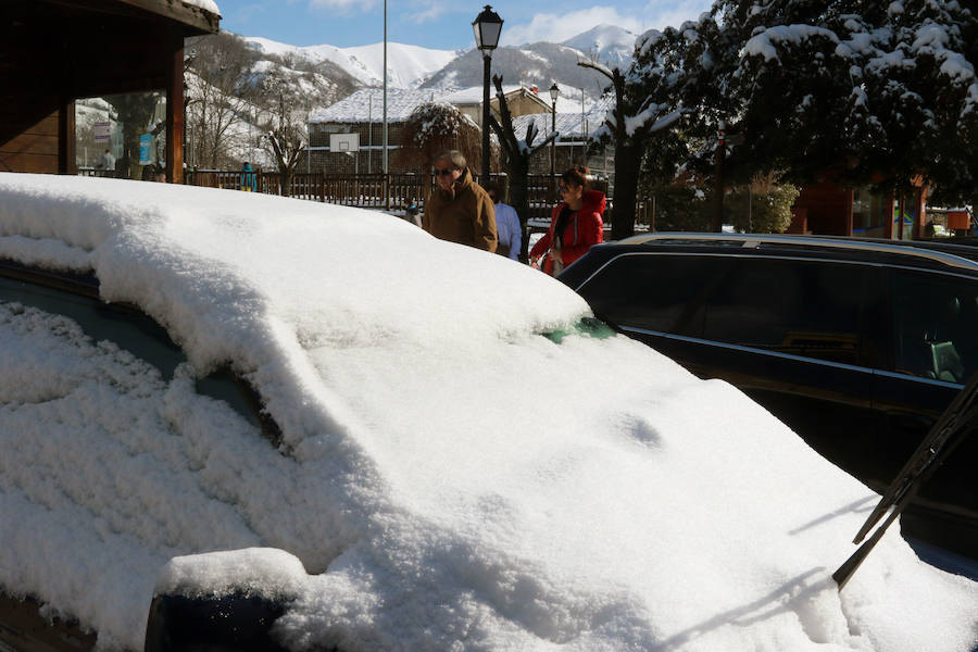 Los cielos despejados y la intensa nieve caída en las últimas horas animaron a numerosos usuarios a acercarse a las pistas. Las malas condiciones de la carretera dificultaron su objetivo. 