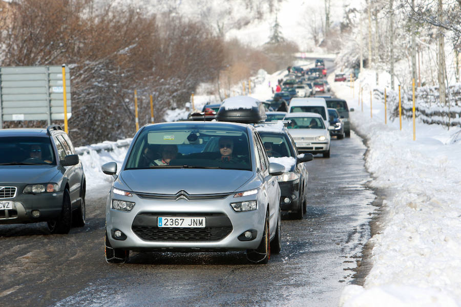 Los cielos despejados y la intensa nieve caída en las últimas horas animaron a numerosos usuarios a acercarse a las pistas. Las malas condiciones de la carretera dificultaron su objetivo. 