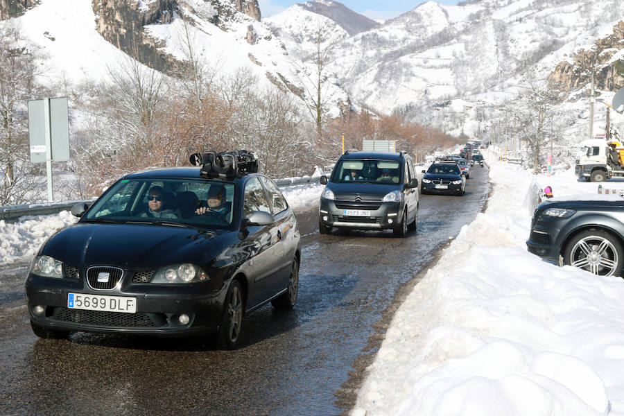 Los cielos despejados y la intensa nieve caída en las últimas horas animaron a numerosos usuarios a acercarse a las pistas. Las malas condiciones de la carretera dificultaron su objetivo. 