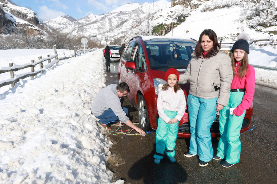 Los cielos despejados y la intensa nieve caída en las últimas horas animaron a numerosos usuarios a acercarse a las pistas. Las malas condiciones de la carretera dificultaron su objetivo. 