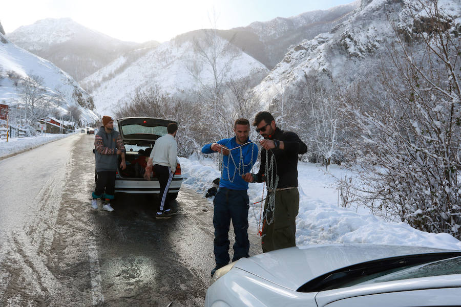 Los cielos despejados y la intensa nieve caída en las últimas horas animaron a numerosos usuarios a acercarse a las pistas. Las malas condiciones de la carretera dificultaron su objetivo. 