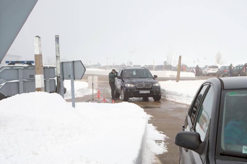 Los cielos despejados y la intensa nieve caída en las últimas horas animaron a numerosos usuarios a acercarse a las pistas. Las malas condiciones de la carretera dificultaron su objetivo. 