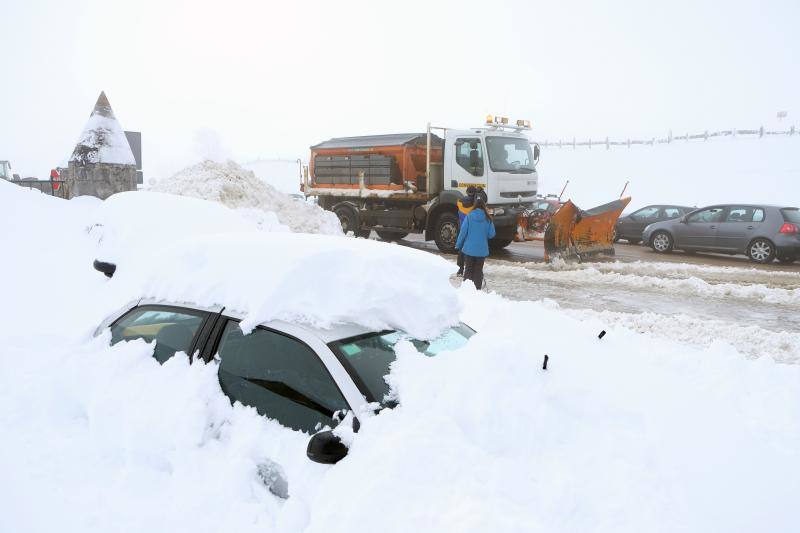 Los cielos despejados y la intensa nieve caída en las últimas horas animaron a numerosos usuarios a acercarse a las pistas. Las malas condiciones de la carretera dificultaron su objetivo. 