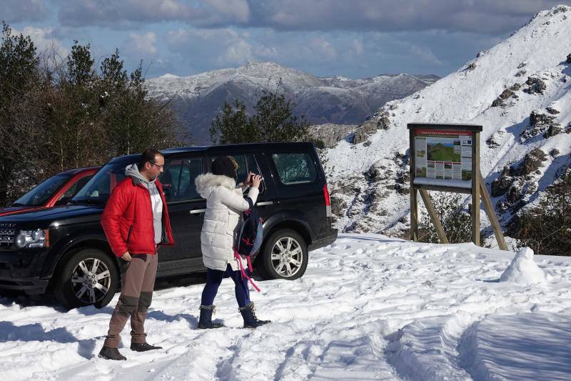 Las intensas nevadas han permitido incluso a algunos disfrutar de la nieve con sus esquís.