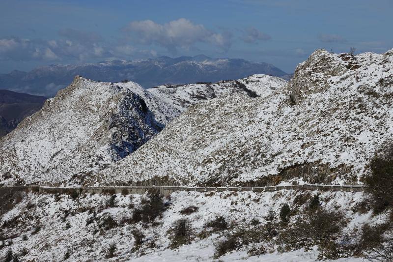 Las intensas nevadas han permitido incluso a algunos disfrutar de la nieve con sus esquís.