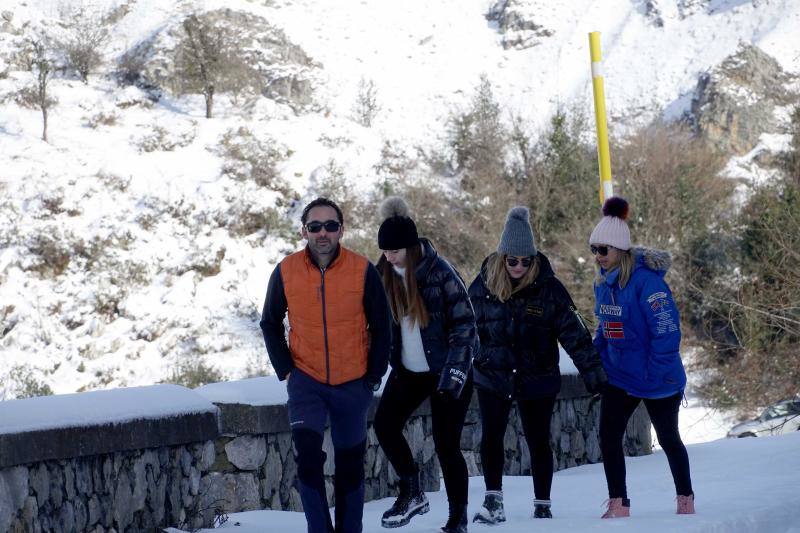 Las intensas nevadas han permitido incluso a algunos disfrutar de la nieve con sus esquís.