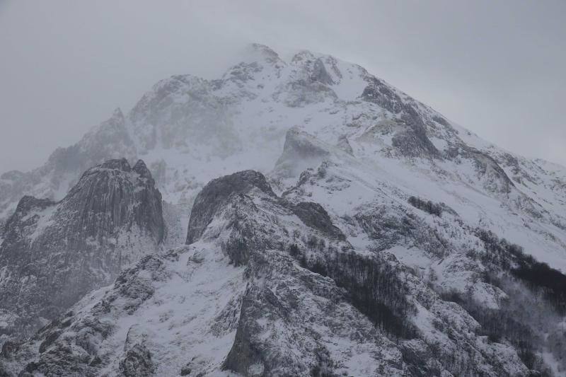 Las intensas nevadas que está dejando la borrasca 'Helena' a su paso por Asturias está complicando mucho la circulación por carretera, en especial, en los puertos de montaña. De hecho, se ha llegado a restringir el paso de camiones por Pajares y el Huerna y varios altos se han cerrado a todo tipo de vehículos. La nieve ha llegado incluso a la capital asturiana, que ha amanecido bajo un manto blanco. En otros puntos de la región, como Gijón, ha sido el granizo lo que ha cubierto de blanco las calles.