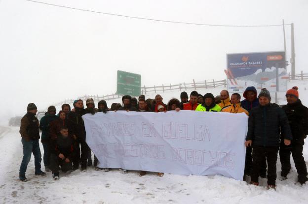 Acto de apoyo a los trabajadores de Valgrande-Pajares durante la jornada de huelga. 