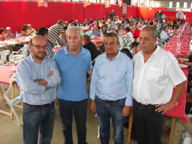 Manuel Díaz 'Fonsagrada' (derecha), durante una de las fiestas de la UGT del Occidente.