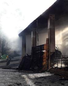 Imagen secundaria 2 - Varias reses mueren en el incendio de una cuadra en Vegadeo