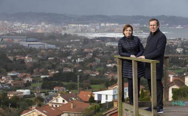 Carmen Moriyón y Fernando Couto, en el mirador de la Canterona, en Somió, con la ciudad al fondo. 