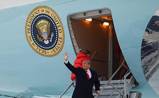 Trump saluda antes de tomar el Airforce One para viajar este fin de semana a Palm Beach con su familia.