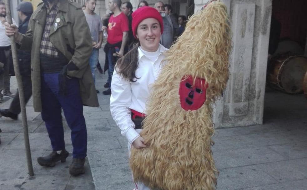 Cristina García vestida de sidru en Viana do Bolo. 