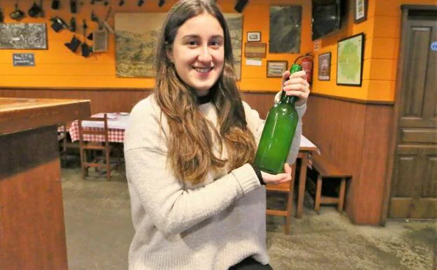 Cristina, con una botella de sidra en el bar Pumarín 