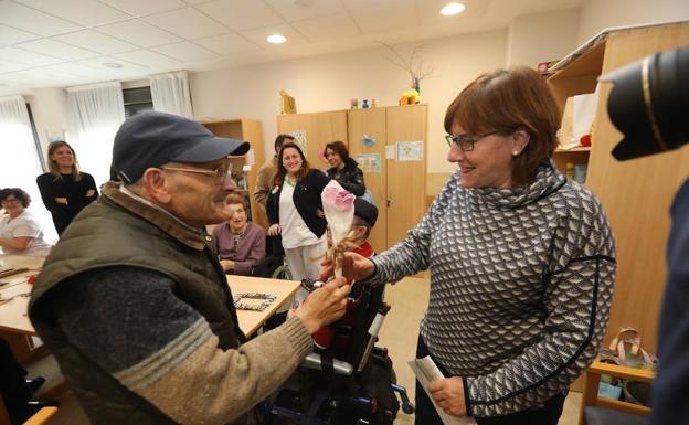 Pilar Varela visitó el Centro de Día y charló con los usuarios. 