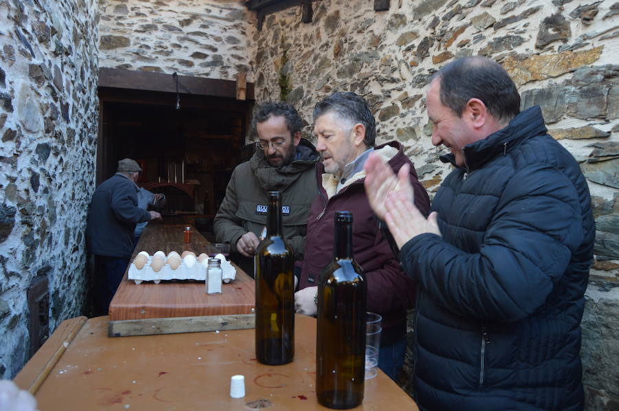 El barrio bodeguero cangués, que este año celebra su milenario, cata los primeros caldos de la cosecha en las fiestas de Santiso, que abren el calendario festivo de Cangas del Narcea con el vino como protagonista. 