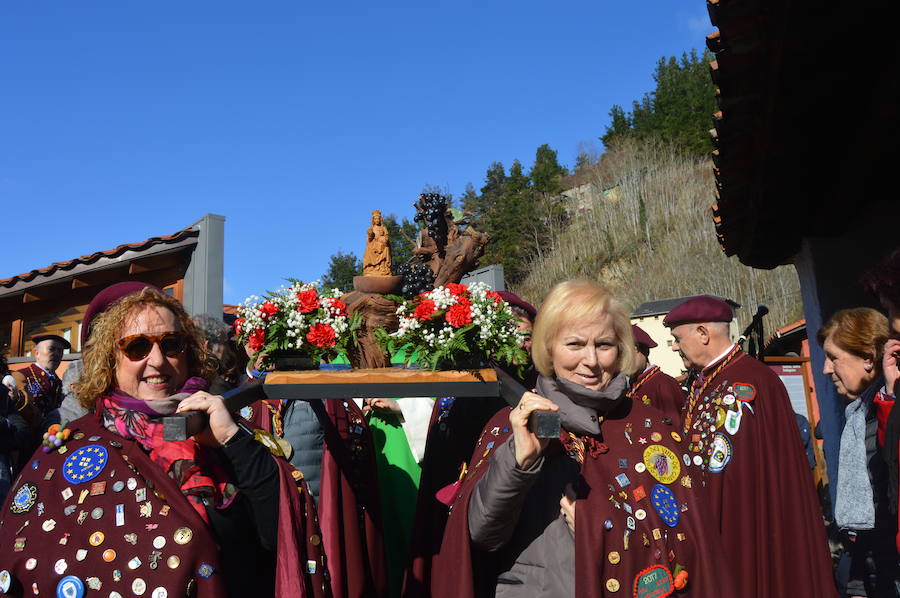 El barrio bodeguero cangués, que este año celebra su milenario, cata los primeros caldos de la cosecha en las fiestas de Santiso, que abren el calendario festivo de Cangas del Narcea con el vino como protagonista. 