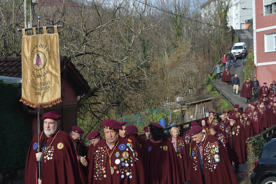 El barrio bodeguero cangués, que este año celebra su milenario, cata los primeros caldos de la cosecha en las fiestas de Santiso, que abren el calendario festivo de Cangas del Narcea con el vino como protagonista. 