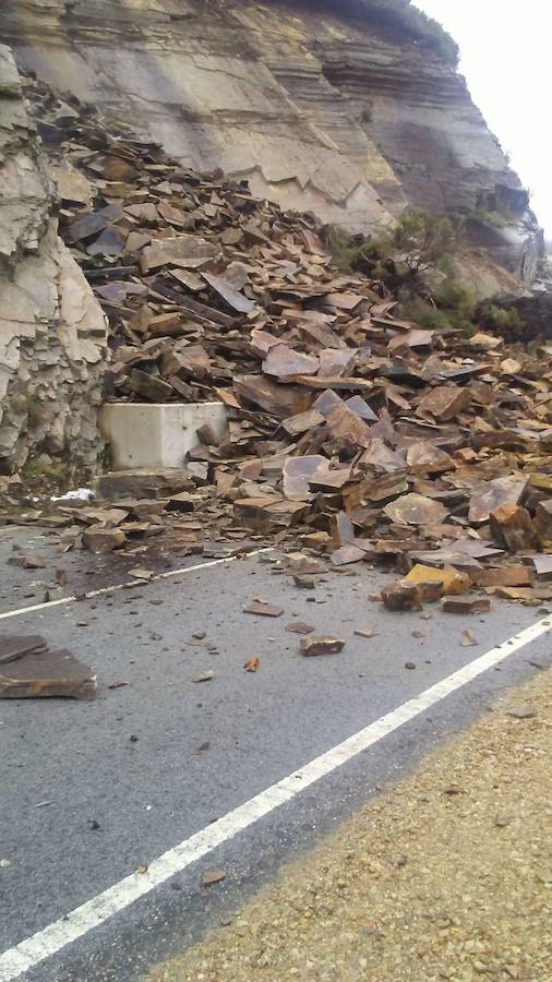 El desprendimiento se ha producido este martes a seis kilómetros del Alto de la Garganta y ha obligado a desviar el tráfico a la altura de Salgueiras por la localidad de Cotarelo hasta Vega del Carro.