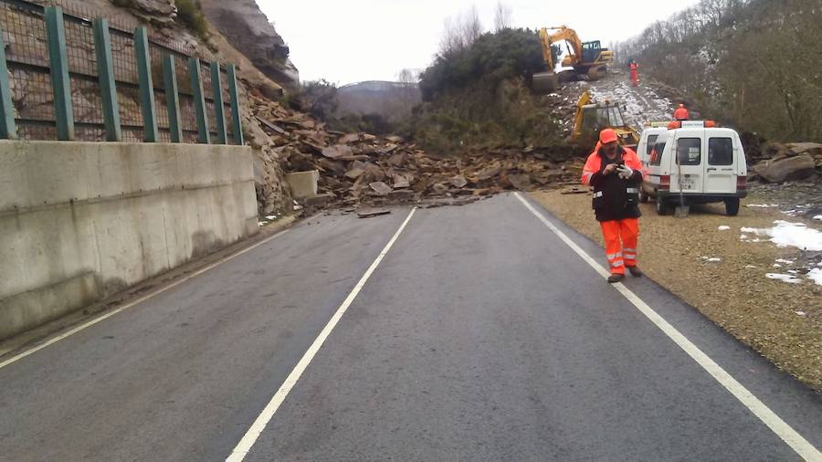 El desprendimiento se ha producido este martes a seis kilómetros del Alto de la Garganta y ha obligado a desviar el tráfico a la altura de Salgueiras por la localidad de Cotarelo hasta Vega del Carro.