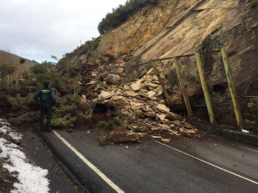 El desprendimiento se ha producido este martes a seis kilómetros del Alto de la Garganta y ha obligado a desviar el tráfico a la altura de Salgueiras por la localidad de Cotarelo hasta Vega del Carro.