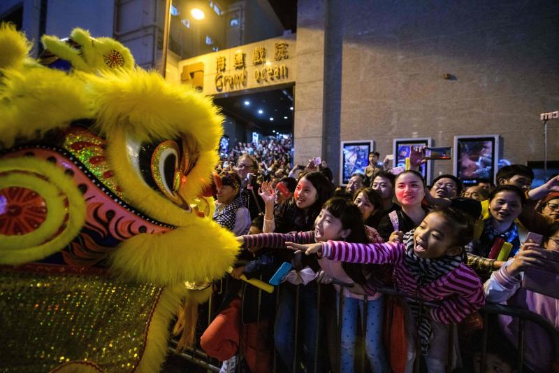 Millones de chinos dieron hoy la bienvenida al Año Nuevo lunar con numerosos festejos para celebrar la llegada del despreocupado y generoso cerdo, duodécimo símbolo del horóscopo, que sustituye al alegre pero inconformista perro. Varias personas participan en un desfile con motivo de los festejos en Hong Kong.