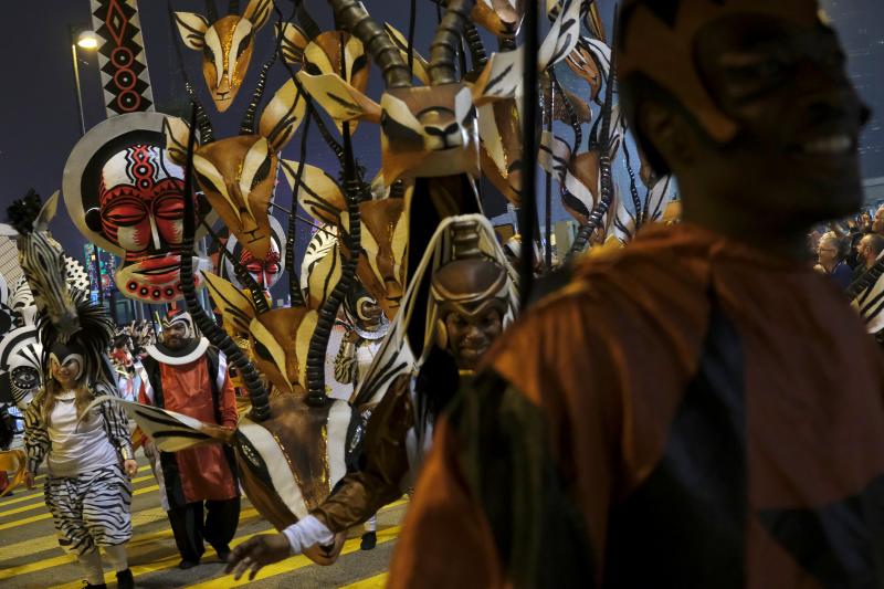 Millones de chinos dieron hoy la bienvenida al Año Nuevo lunar con numerosos festejos para celebrar la llegada del despreocupado y generoso cerdo, duodécimo símbolo del horóscopo, que sustituye al alegre pero inconformista perro. Varias personas participan en un desfile con motivo de los festejos en Hong Kong.