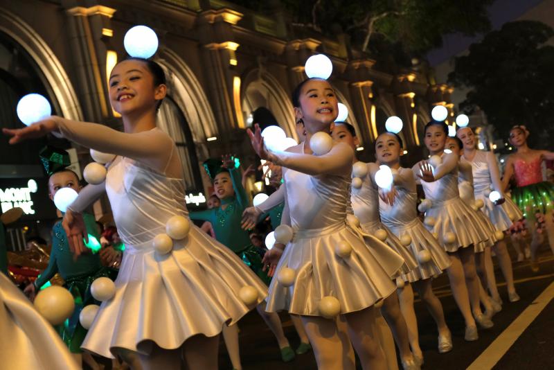 Millones de chinos dieron hoy la bienvenida al Año Nuevo lunar con numerosos festejos para celebrar la llegada del despreocupado y generoso cerdo, duodécimo símbolo del horóscopo, que sustituye al alegre pero inconformista perro. Varias personas participan en un desfile con motivo de los festejos en Hong Kong.